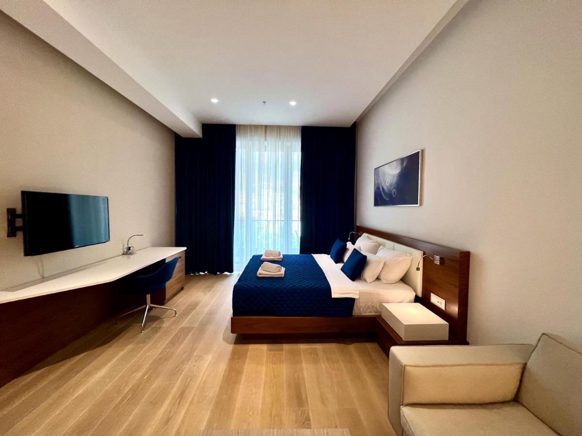 Plaza Apartment *